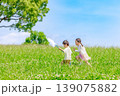 青空の草原で走り回って遊ぶ子供達 139075882