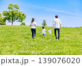 草原を歩く仲良し家族 139076020