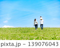 草原を歩く仲良し家族 139076043