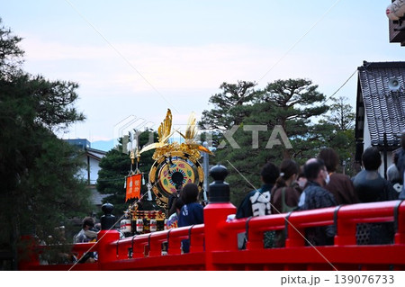 春の夕暮れの高山祭　岐阜 139076733
