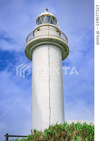 青空を背景にそびえ立つ石垣島御神崎灯台の美しい姿 青空を背景にそびえ立つ石垣島御神崎灯台の美しい姿 139077323