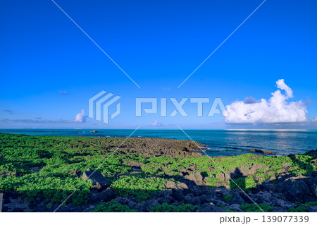 青空と白い雲が広がる残波岬の爽快な海岸風景 139077339