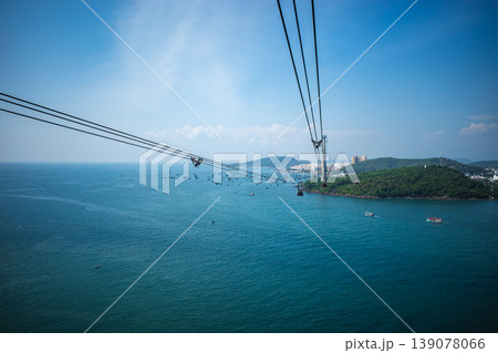 青い海の上を島に向かって伸びるロープウェイのワイヤーと風景 青い海の上を島に向かって伸びるロープウェイのワイヤーと風景 139078066