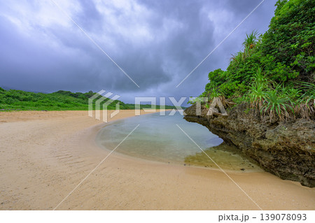 梅雨空と奇岩が印象的な石垣島の南国ビーチ風景 139078093
