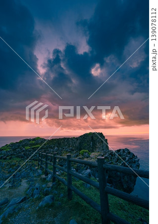 夜明け前の空と海が幻想的に広がる辺戸岬の絶景パノラマ 夜明け前の空と海が幻想的に広がる辺戸岬の絶景パノラマ 139078112