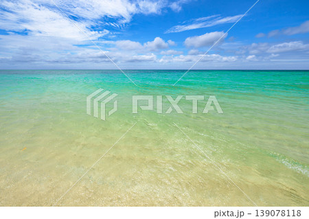 エメラルドグリーンの海が輝く石垣島の爽快な夏景色 139078118