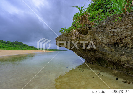 梅雨空と奇岩が印象的な石垣島の南国ビーチ風景 139078124