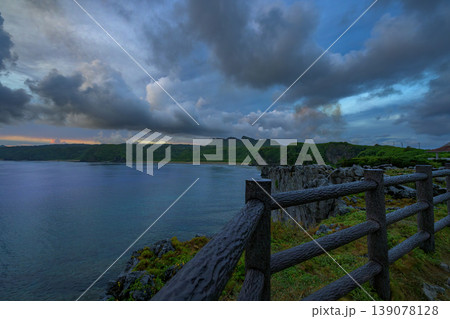 夜明け前の空と海が幻想的に広がる辺戸岬の絶景パノラマ 139078128