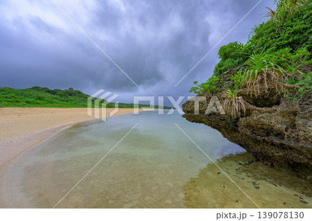 梅雨空と奇岩が印象的な石垣島の南国ビーチ風景 139078130