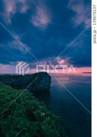 夜明け前の空と海が幻想的に広がる辺戸岬の絶景パノラマ 夜明け前の空と海が幻想的に広がる辺戸岬の絶景パノラマ 139078137