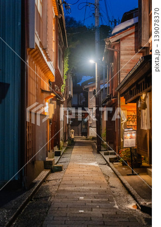 ひがし茶屋街の夜の路地裏 139078370