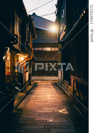 ひがし茶屋街の夜の路地裏 139078372