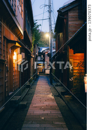 ひがし茶屋街の夜の路地裏 139078373