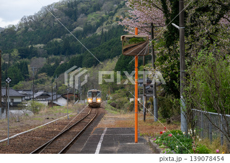 日本の岡山県新見市の古くてとても美しい鉄道駅の風景 日本の岡山県新見市の古くてとても美しい鉄道駅の風景 139078454