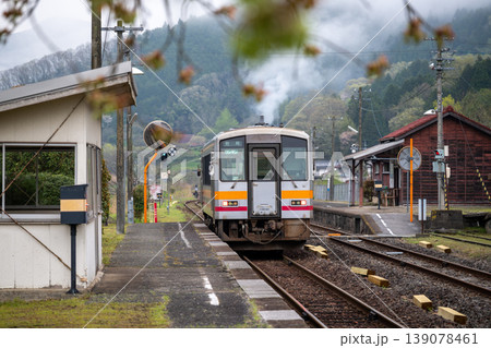 日本の岡山県新見市の古くてとても美しい鉄道駅の風景 139078461