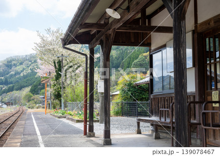 日本の岡山県新見市の古くてとても美しい鉄道駅の風景 139078467