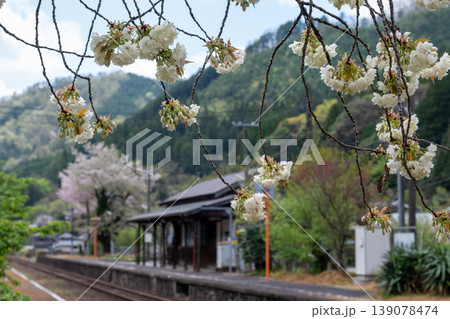 日本の岡山県新見市の古くてとても美しい鉄道駅の風景 日本の岡山県新見市の古くてとても美しい鉄道駅の風景 139078474