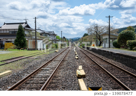 日本の岡山県新見市の古くてとても美しい鉄道駅の風景 日本の岡山県新見市の古くてとても美しい鉄道駅の風景 139078477