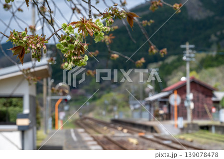 日本の岡山県新見市の古くてとても美しい鉄道駅の風景 139078478