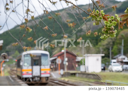 日本の岡山県新見市の古くてとても美しい鉄道駅の風景 日本の岡山県新見市の古くてとても美しい鉄道駅の風景 139078485