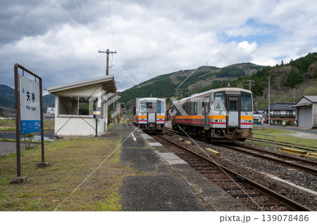 日本の岡山県新見市の古くてとても美しい鉄道駅の風景 日本の岡山県新見市の古くてとても美しい鉄道駅の風景 139078486
