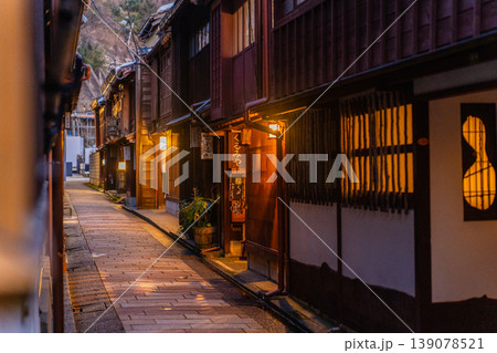 ひがし茶屋街の路地と町家の夜景 ひがし茶屋街の路地と町家の夜景 139078521