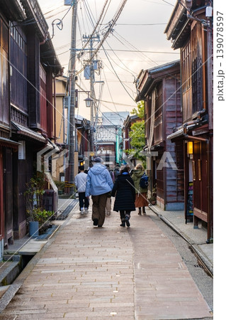 ひがし茶屋街を歩くカップルの後ろ姿 ひがし茶屋街を歩くカップルの後ろ姿 139078597