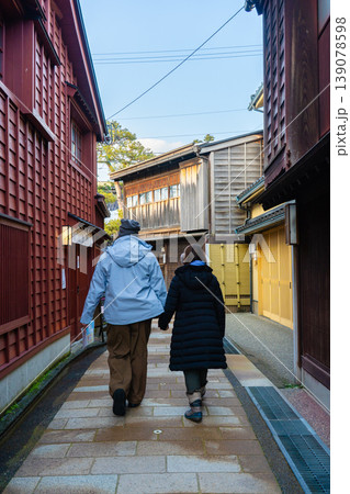 ひがし茶屋街を歩くカップルの後ろ姿 139078598