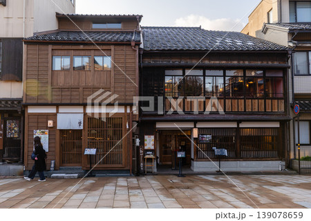 ひがし茶屋街の町家と飲食店の外観 139078659