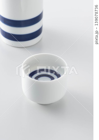 徳利から利き猪口に日本酒を注ぐシーンの写真 139078736