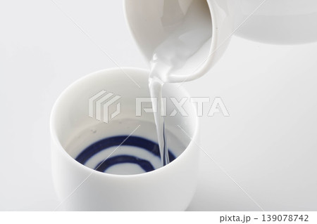 徳利から利き猪口に日本酒を注ぐシーンの写真 139078742