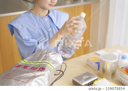 非常持ち出し袋の中身を確認する女性 139078854