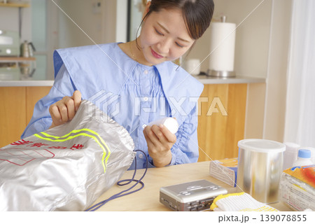 非常持ち出し袋の中身を確認する女性 非常持ち出し袋の中身を確認する女性 139078855