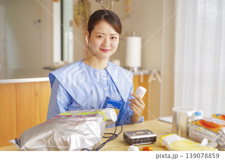 非常持ち出し袋の中身を確認する女性 139078859