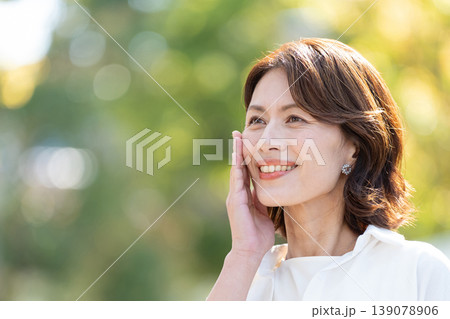 肌の潤いを実感するミドルの女性 139078906