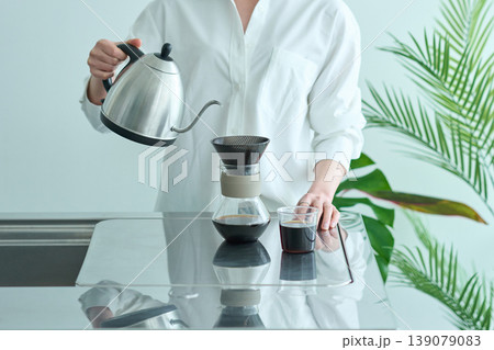 キッチンでコーヒーを淹れる女性 キッチンでコーヒーを淹れる女性 139079083