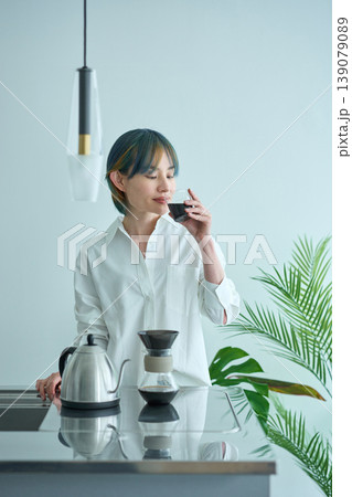 キッチンでコーヒーを淹れる女性 キッチンでコーヒーを淹れる女性 139079089