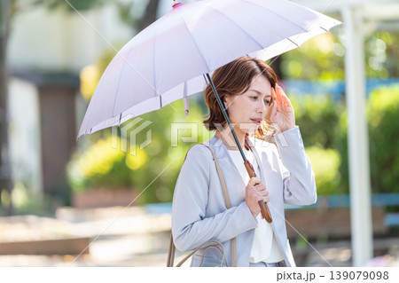 日傘をさすビジネスウーマン 日傘をさすビジネスウーマン 139079098