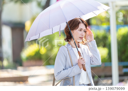 日傘をさすビジネスウーマン 139079099