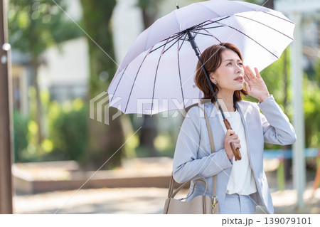 日傘をさすビジネスウーマン 139079101