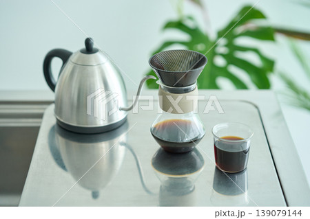 キッチンに置かれたコーヒー器具 キッチンに置かれたコーヒー器具 139079144