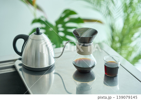 キッチンに置かれたコーヒー器具 139079145