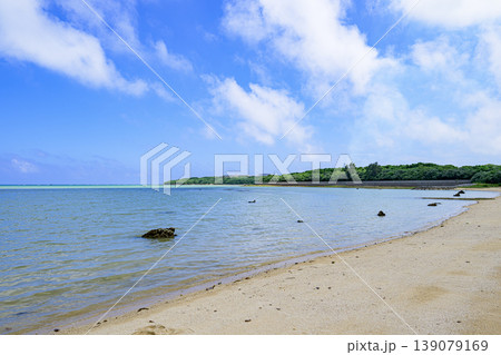エメラルドの海と岩礁が映える石垣島のビーチ エメラルドの海と岩礁が映える石垣島のビーチ 139079169