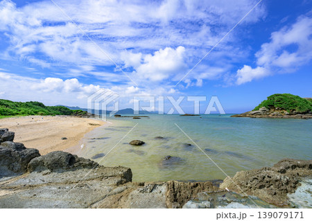 岩場と砂浜が広がる石垣島野原崎の自然豊かな景色 岩場と砂浜が広がる石垣島野原崎の自然豊かな景色 139079171