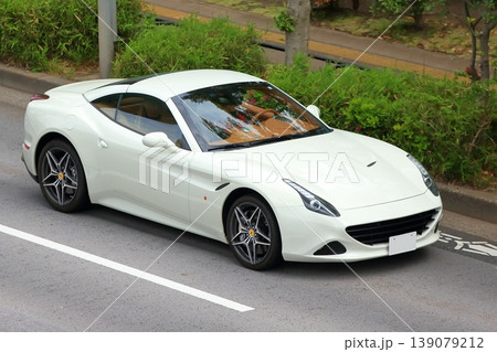 白いイタリア製のスポーツカー 139079212