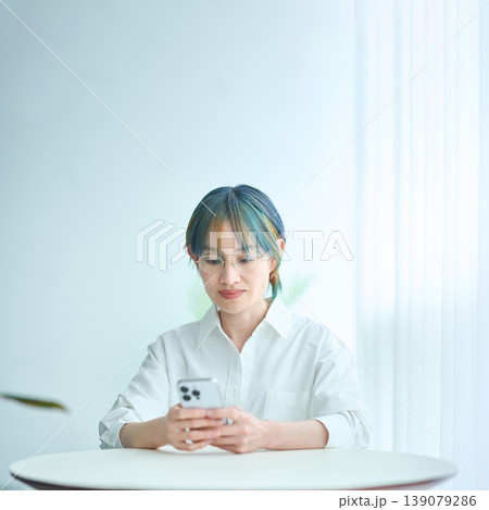 スマートフォンを操作する女性 スマートフォンを操作する女性 139079286