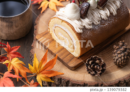 モンブランのロールケーキ 139079382