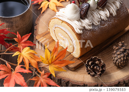 モンブランのロールケーキ 139079383