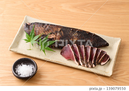 粗塩を添えた鰹の藁焼き 粗塩を添えた鰹の藁焼き 139079550