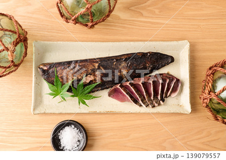 粗塩を添えた鰹の藁焼き 粗塩を添えた鰹の藁焼き 139079557